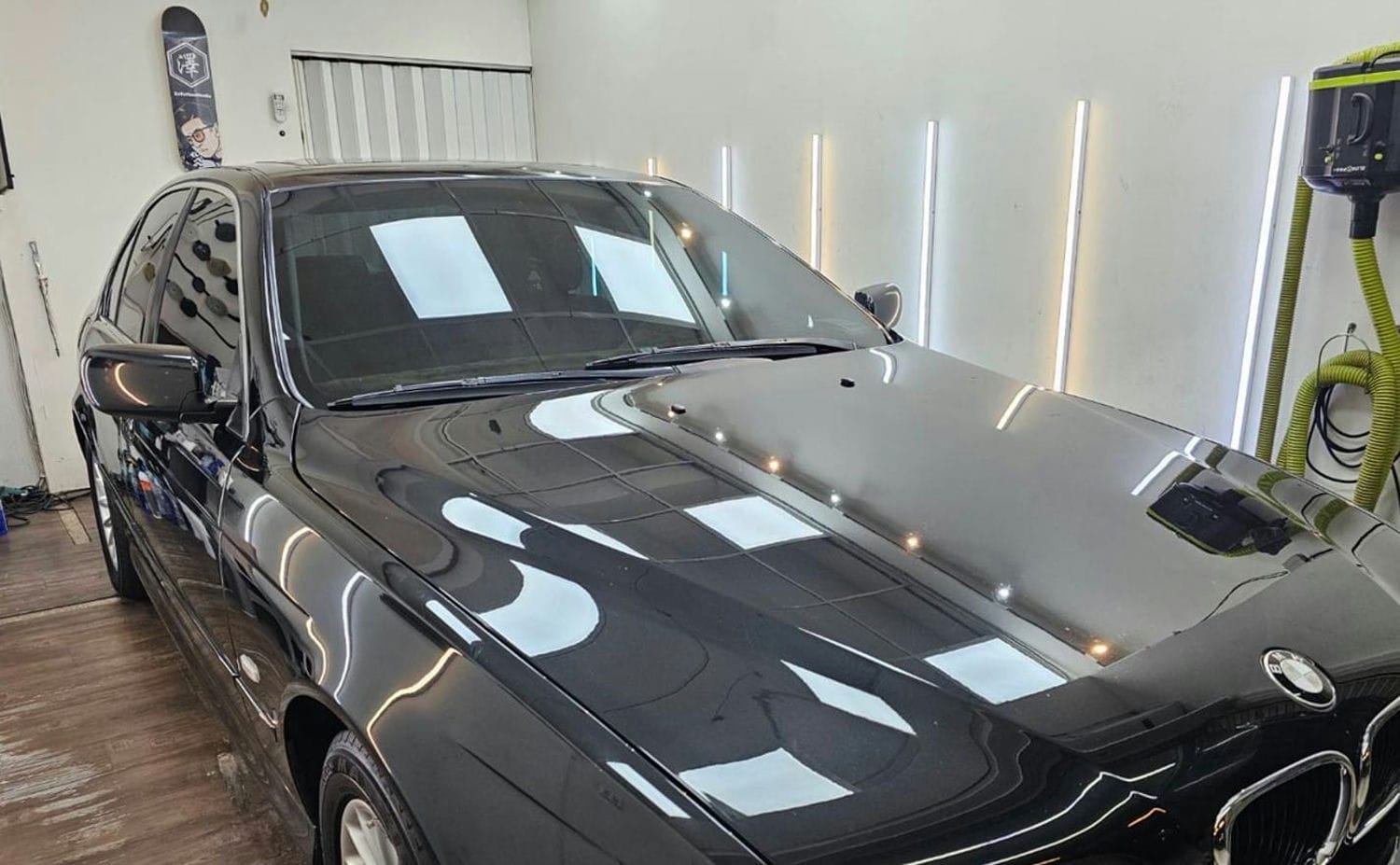 使用專業車用鍍膜液 9H COATING 高硬度玻璃液態鍍膜，所得的鏡面效果。