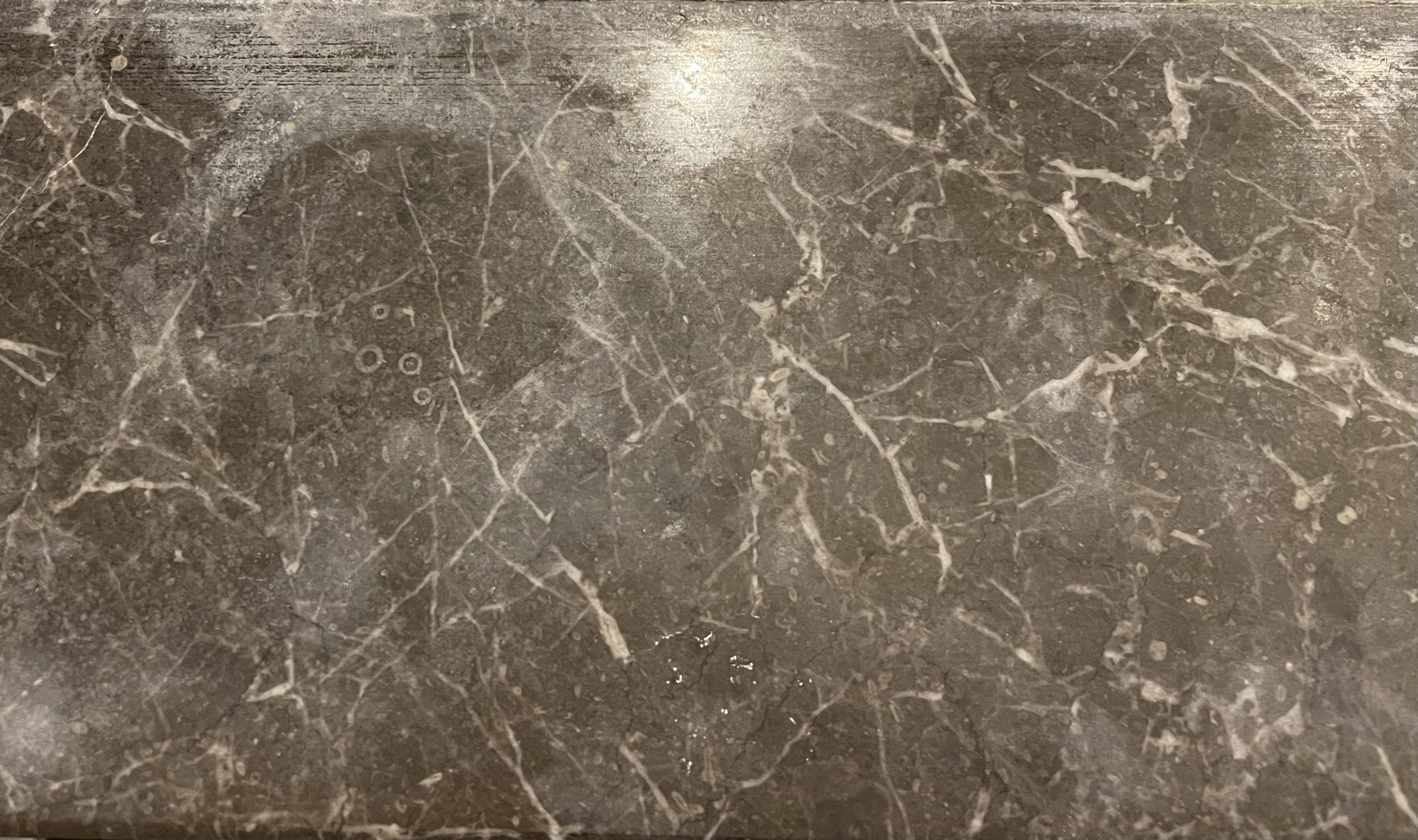 被清潔劑侵蝕的石材表面