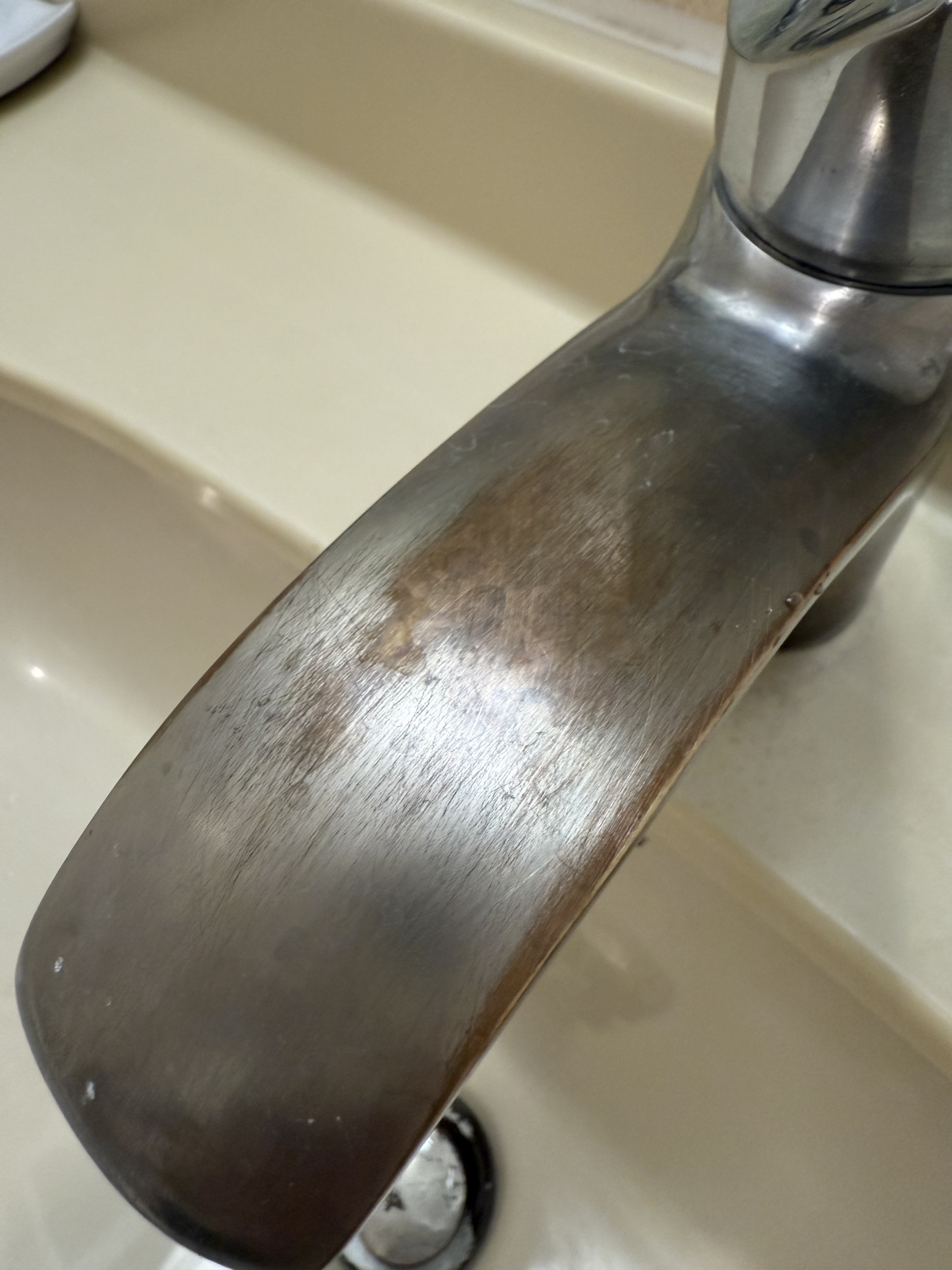 表面被刮傷的水龍頭