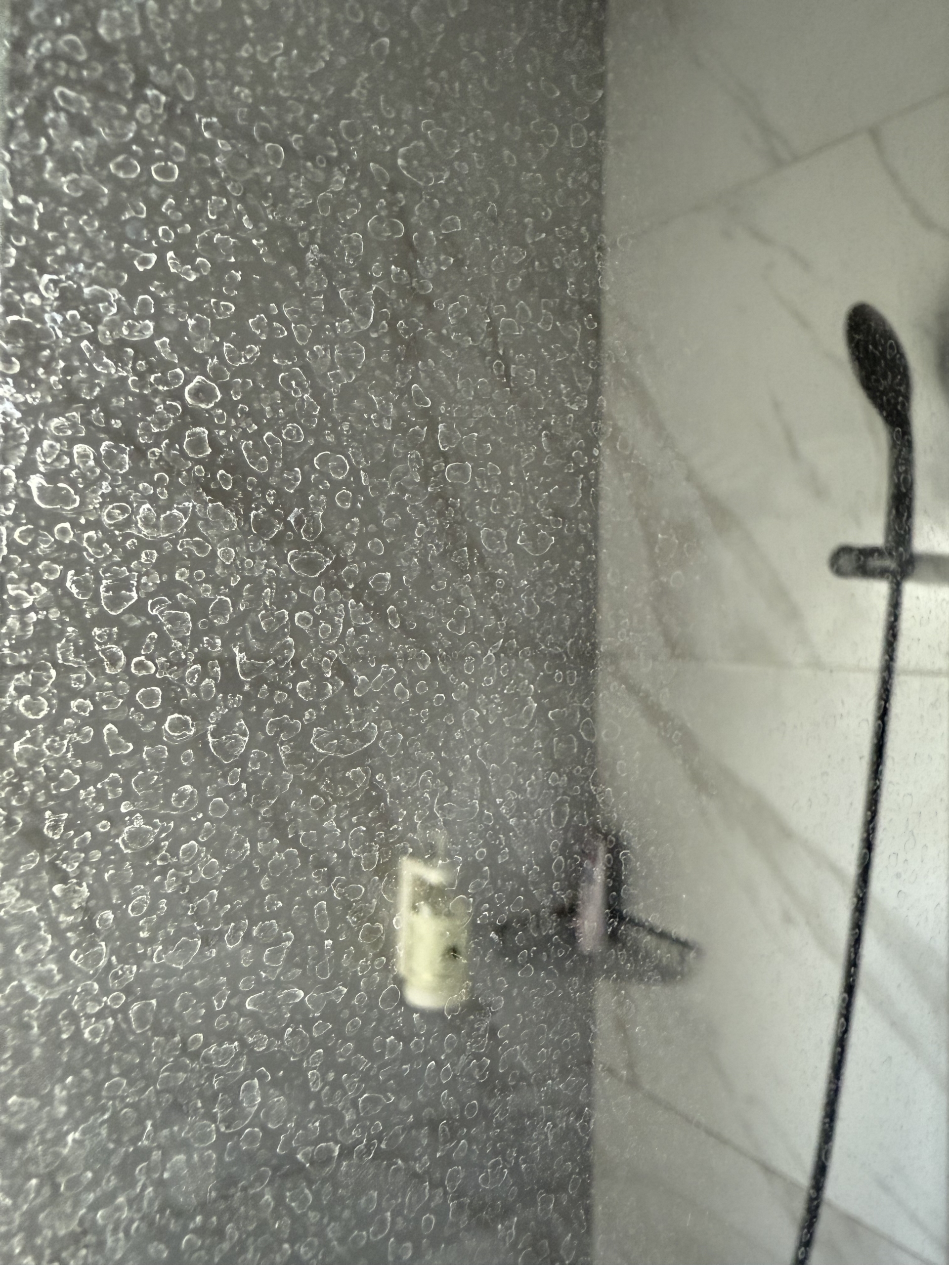 表面布滿水垢淋浴們門